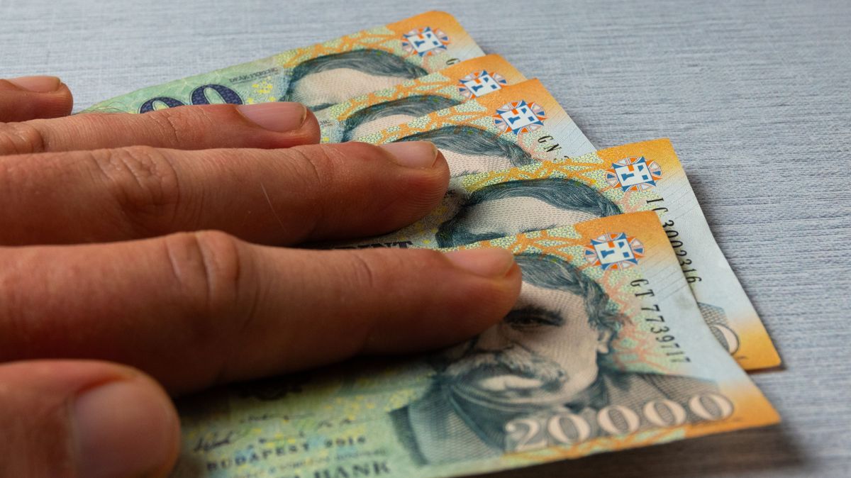 Olcsóbbodott az euró, benézett 395 forint alá is, a dollár viszont drágul 