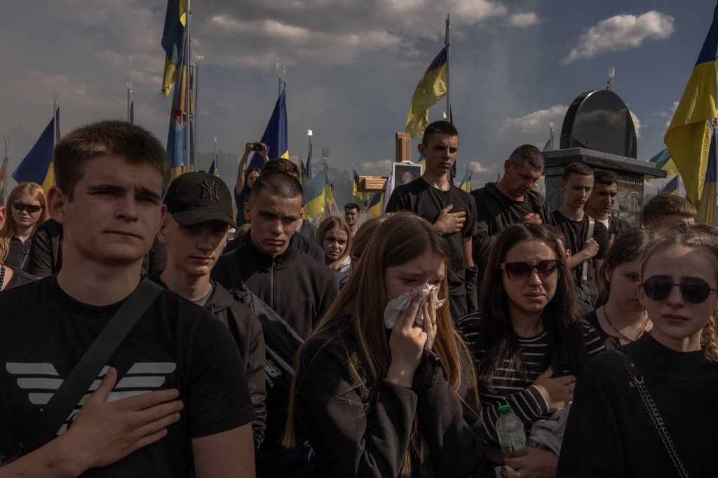 Kényszersorozás Ukrajnában: alig több mint egy éve még az Azov zászlóalj elesett katonáját búcsúztatták a stadionnál, most a kényszersorozás ellen tüntettek
