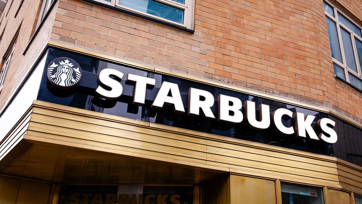 Lesújt a kávézókban laptopozókra a Starbucks – emiatt bárkit kitilthat a kávézólánc 