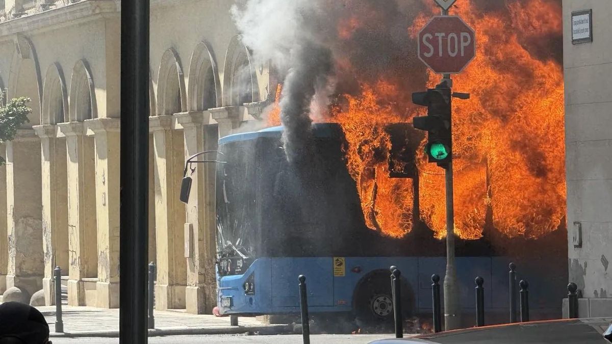 Lángba borult egy BKV-busz a belvárosban