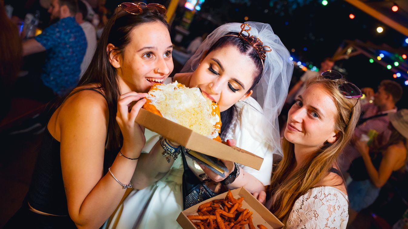 Nagyot húzott a Sziget: délután olcsóbban, este a tavalyi árakon vehetik a sört a fesztiválozók – idén is készülnek pénztárcabarát ételekkel Kép