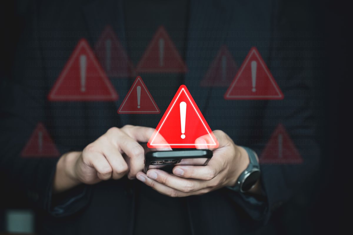Emergency,Warning,Alert,Alarm,On,Smartphone,,Data,Network,Protection,,Virus