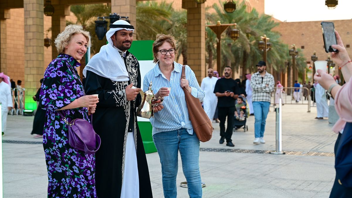 Riyadh,,Saudi,Arabia,–,March,1st,2023:,Tourists,Receive,Warm
