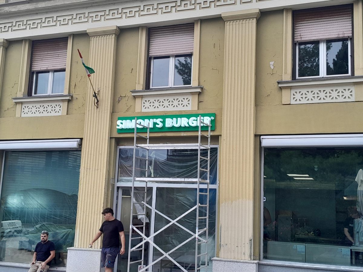 A veszprémi Simon’s Burgerben még a napokban is dolgoztak a munkáso