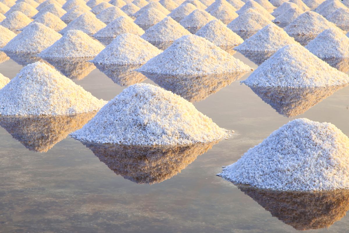 Sea,Salt,Pile,Pyramid,Ready,For,Harvest,In,Salt,Farm. Dühöngenek a román nacionalisták, amiért egy magyar cég megnyitja Európa legnagyobb sóbányáját Erdélyben sóbánya Virágosvölgy