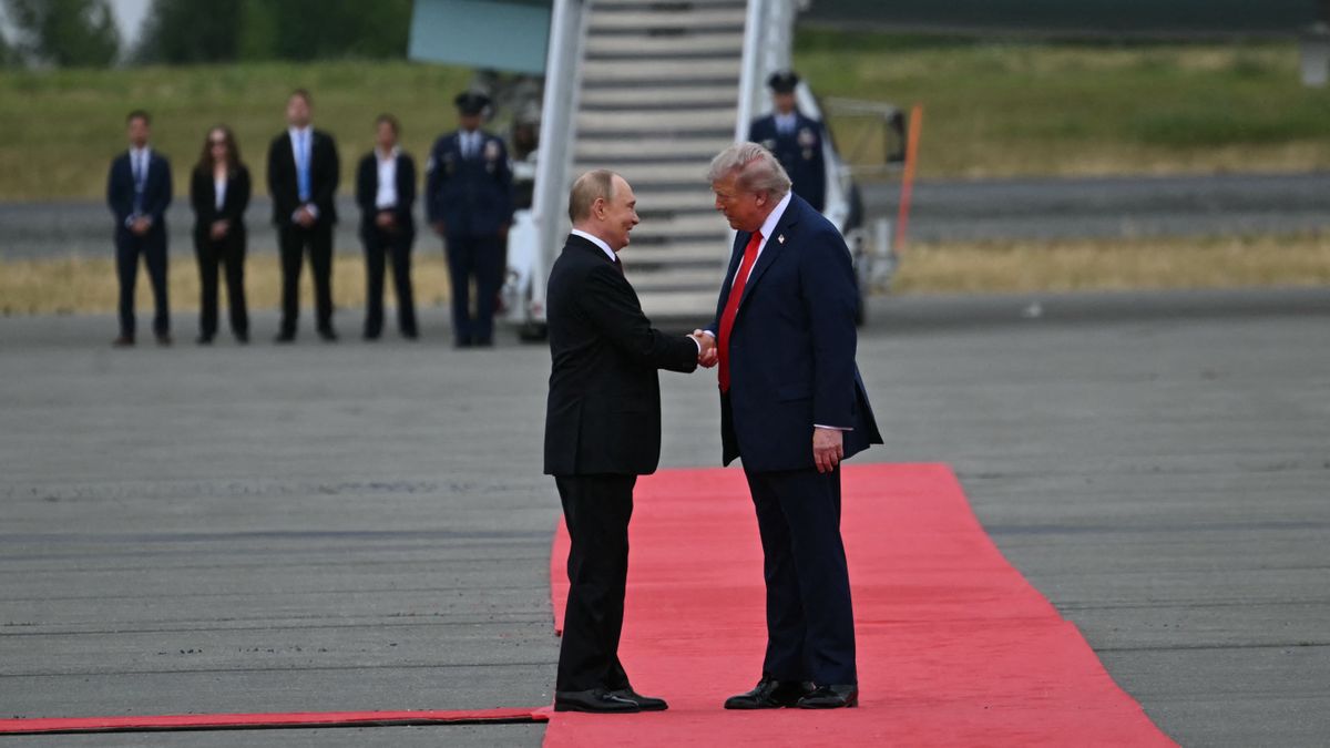 Rendkívüli: történelmi pillanat, megérkezett Alaszkába az amerikai és az orosz elnök, megkezdődik a Trump–Putyin csúcstalálkozó – videó 