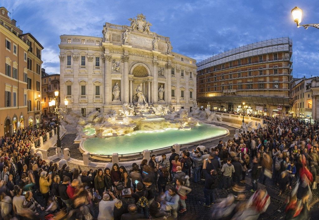 ITALY. LAZIO. ROME. TREVI FOUNTAIN. THE MONUMENT IS MOST FAMOUS FOR THE SCENE IN FEDERICO FELLINI'S FILM ?LA DOLCE VITA?, IN WHICH THE ACTORS MARCELLO MASTROIANNI AND THE SWEDISH ACTRESS ANITA EKBERG, DRESSED IN EVENING GOWNS, TAKE A MIDNIGHT DIP IN THE FO, olaszország, 