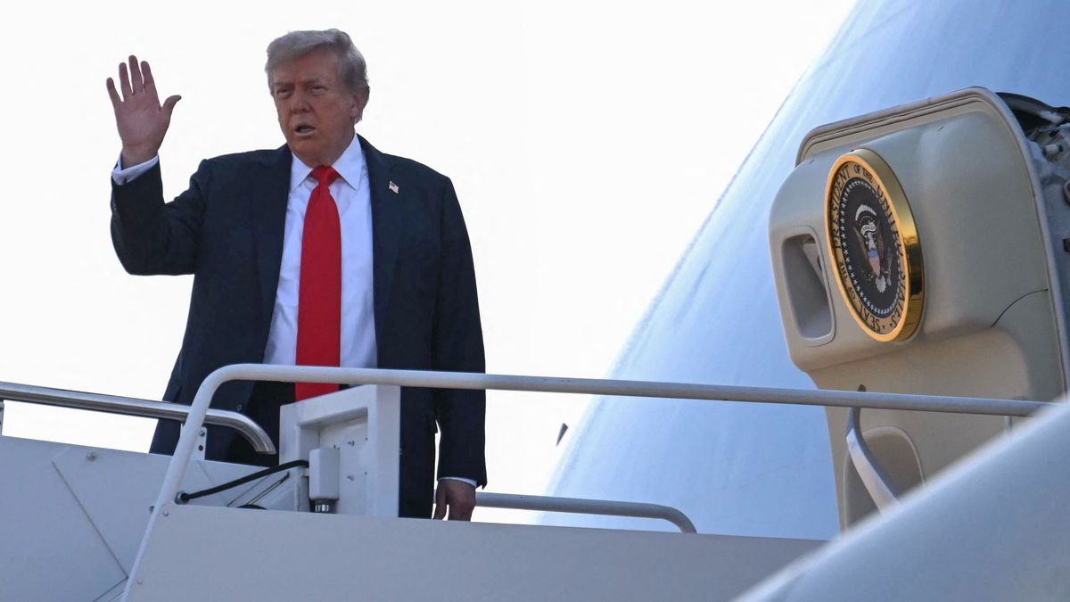Trump úton van Alaszkába: végső nyilatkozatot tett Ukrajnáról az Air Force One fedélzetén 