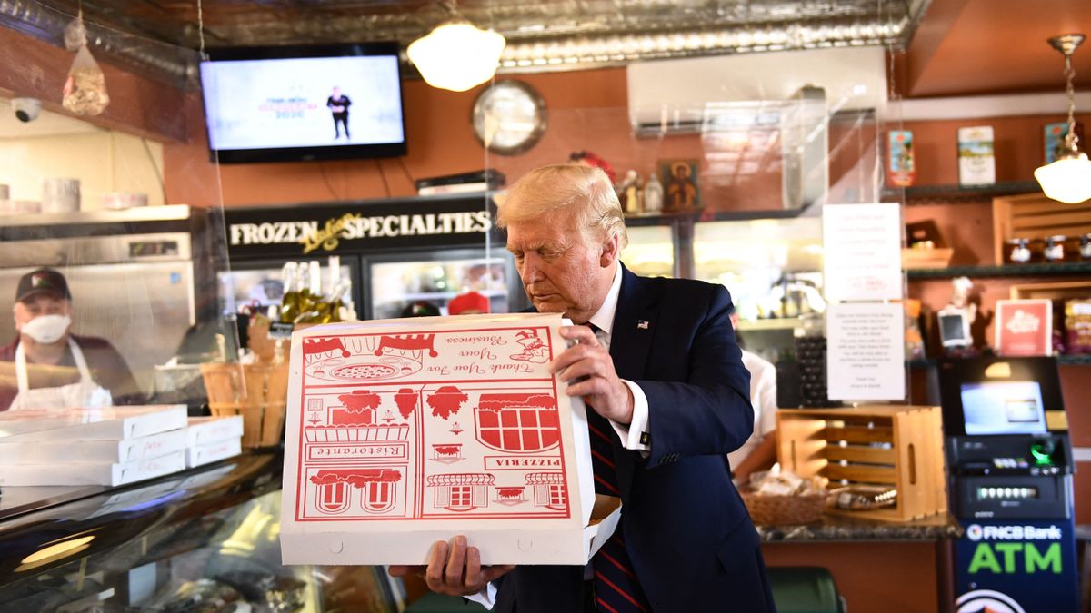 Washington ostroma: Trump pizzát vitt a rendőröknek, a Nemzeti Gárda tagjainak közben megengedték a fegyver viselését a fővárosban 
