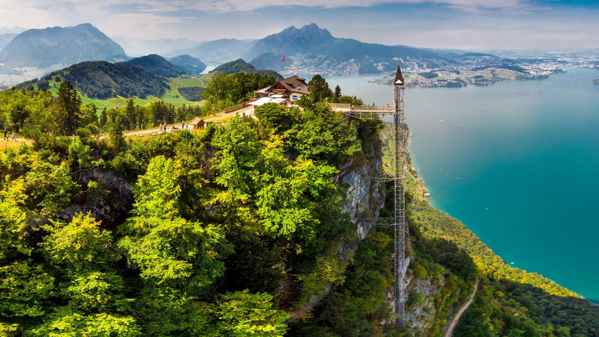 A Hammetschwand lift Európa legmagasabban fekvő kültéri felvonója, egy látványos sziklaösvényt köt össze a Bürgenstock-fennsíkon található Hammetschwand kilátóponttal, ahonnan csodálatos panoráma nyílik a Luzerni-tóra.