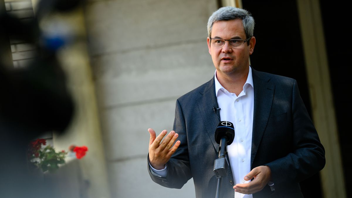 Sokkoló számokat közölt Takács Péter: ennyivel csökkenhet az orvosok fizetése, ha megvalósul a Tisza-csomag 
