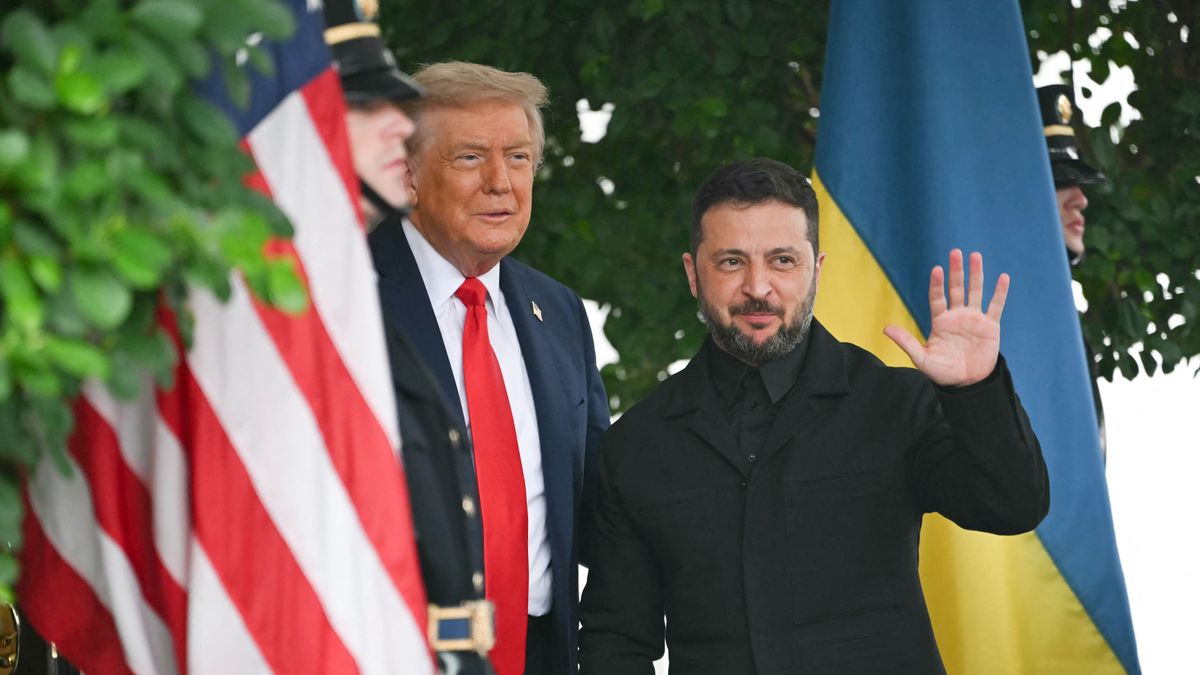 Zelenszkij mindenkit ámultba ejtett a ruhájával Washingtonban – Trump és a sajtó is dicsérte az ukrán elnököt 