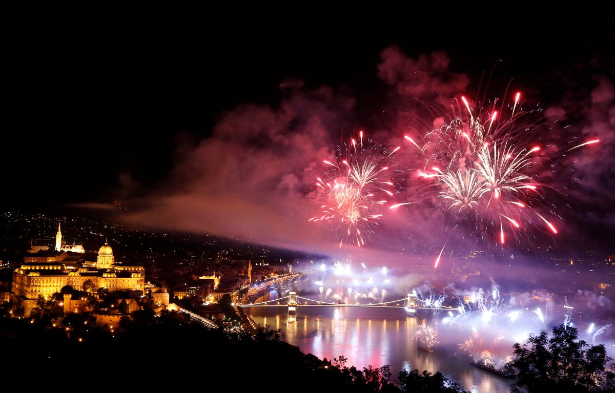 A Szent István Napok eseményein megint olcsó lesz a sör  Fireworks explode over Danube River during Saint Stephen's Day in Budapest