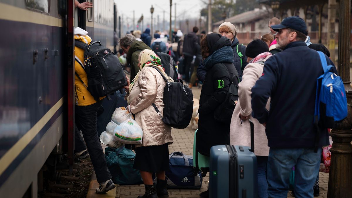 Suceava,,Romaina,–,March,14.,2022.,Hundreds,Of,Refugees,From ukrán menekült
