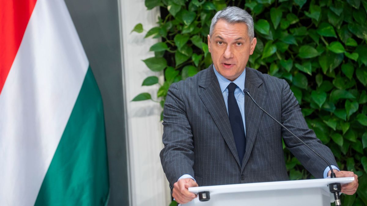 Lázár János a közlekedésinfón: sikerült kihúzni a kátyúból a MÁV-ot 