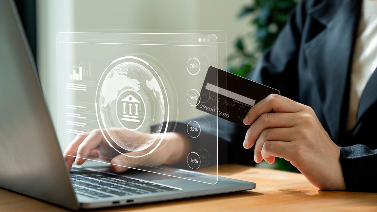 díj,Online,Banking,Concept,,Businesswomen,Using,Mobile,Phone,And,Credit,Card