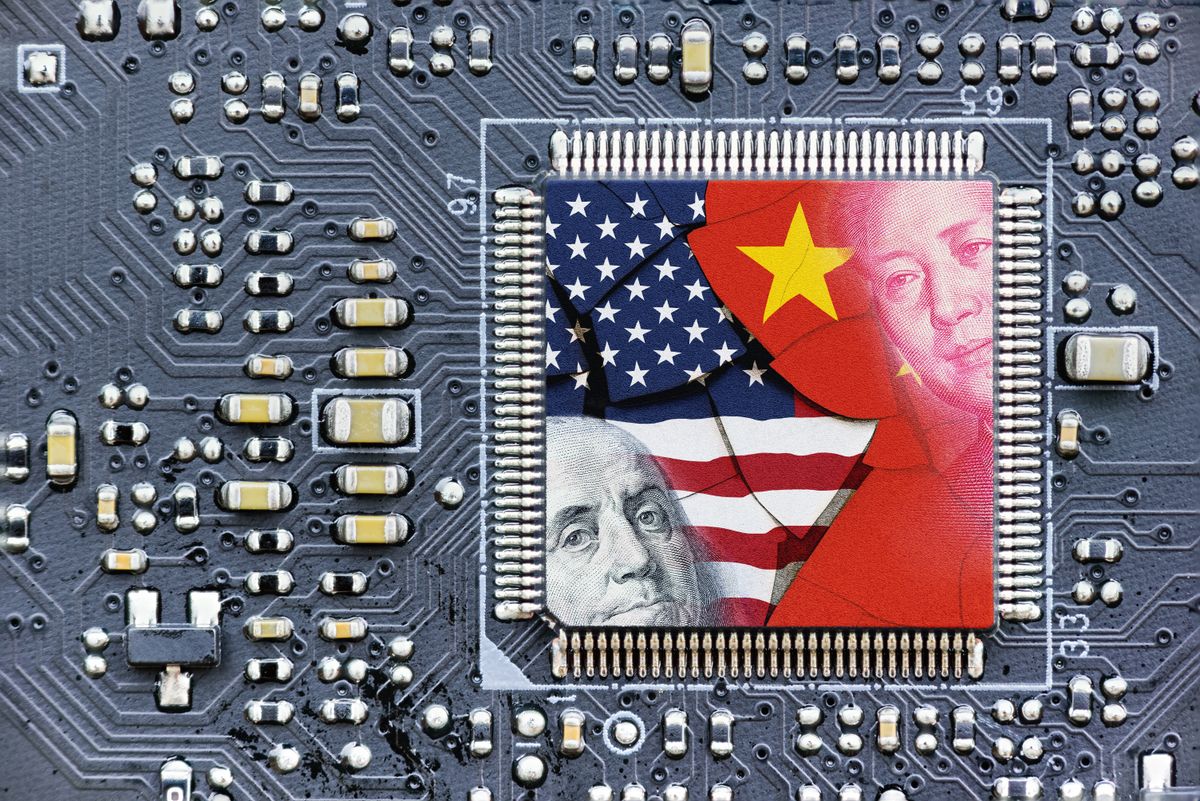 Flag,Of,Usa,And,China,On,A,Processor,,Cpu,Or Mesterséges intelligencia és geopolitika: az  Egyesült Államok és Kína harca a jövő technológiájáért