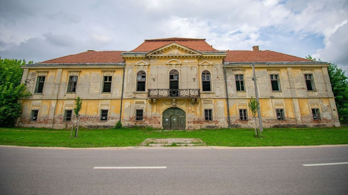 Elátkozott magyar kastély: valaha fényűző volt, mostanra teljesen kifosztották, a penész eszi a falait - így pusztul a kivételes ingatlan az ország közepén (VIDEÓ) 