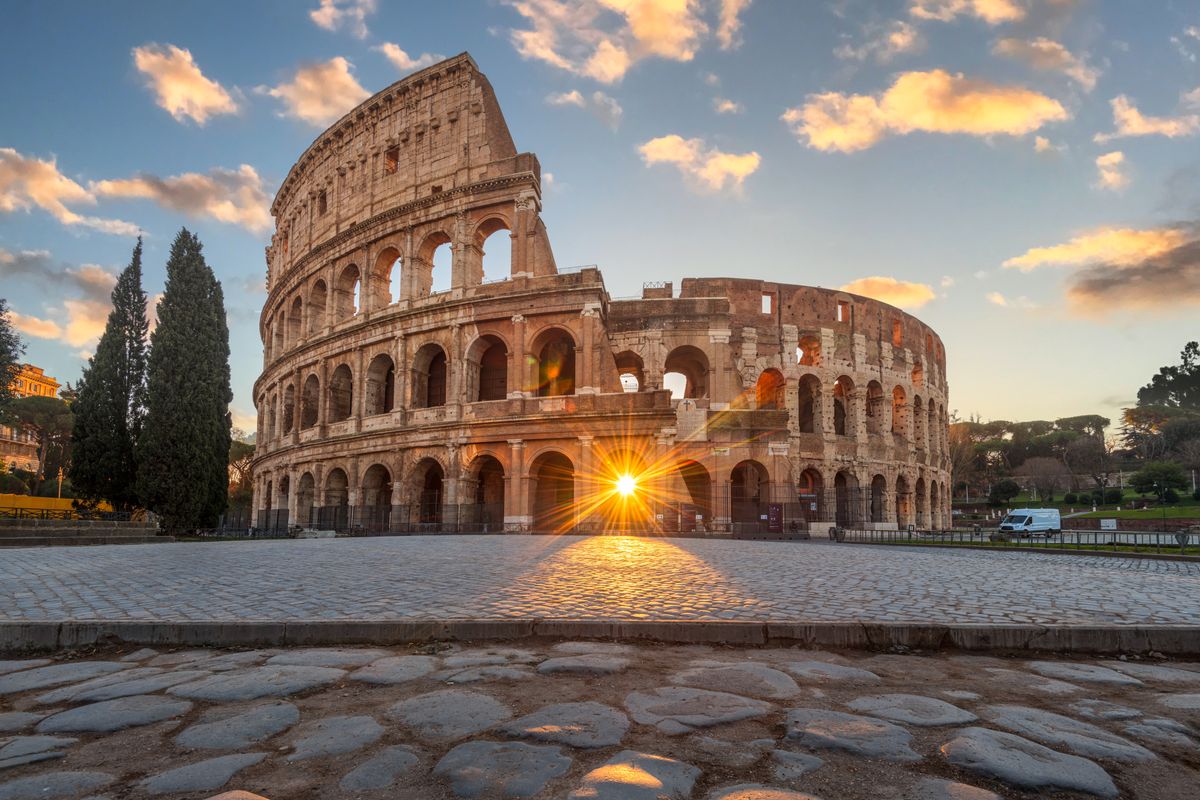 olaszország Rome,,Italy,At,The,Colosseum,Amphitheater,With,The,Sunrise,Through