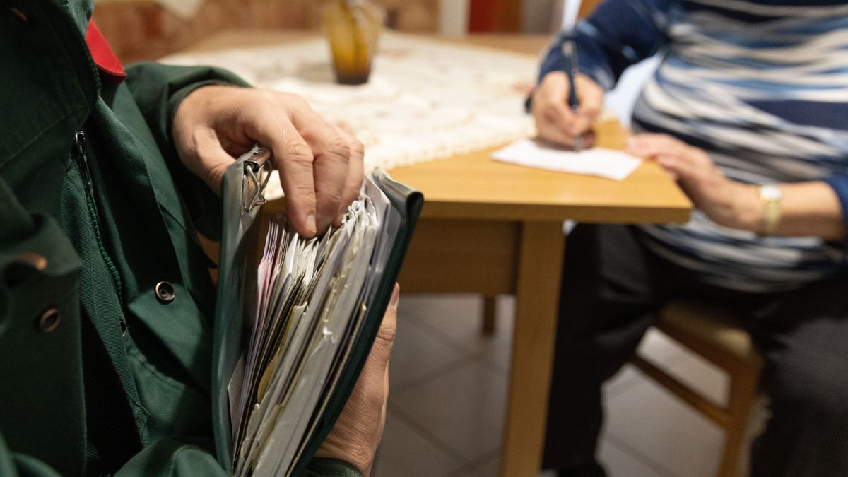 Sokkoló táblázat: forintra pontosan kiszámoltuk, mennyivel csökkennek a nyugdíjak, ha tényleg megadóztatják őket – most mindenki megnézheti, mennyit bukna 