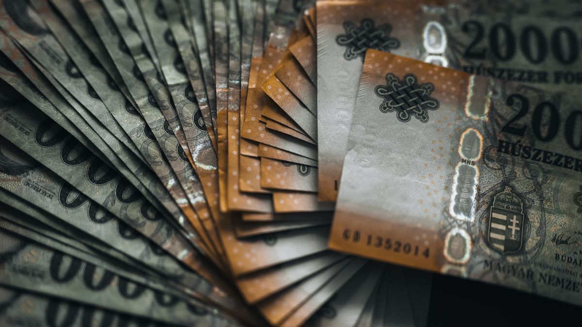 Hungarian,Forint,On,The,Table