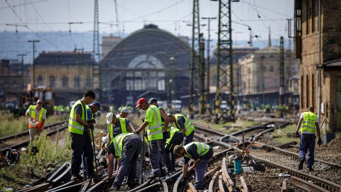 Napi szinten 200-400 ember dolgozik a Keleti pályaudvar felújításán