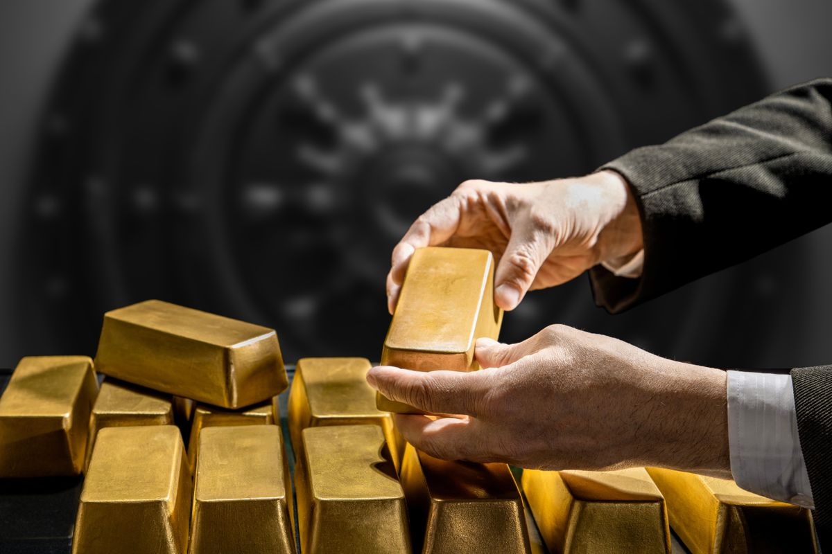 Banker's,Hands,,Bank,Vault,Manager,Holding,A,Gold,Bar,,Gold Soha nem látott magasságokban az arany árfolyama