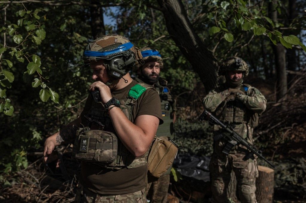 Ukrainian soldiers at their artillery position in Toretsk