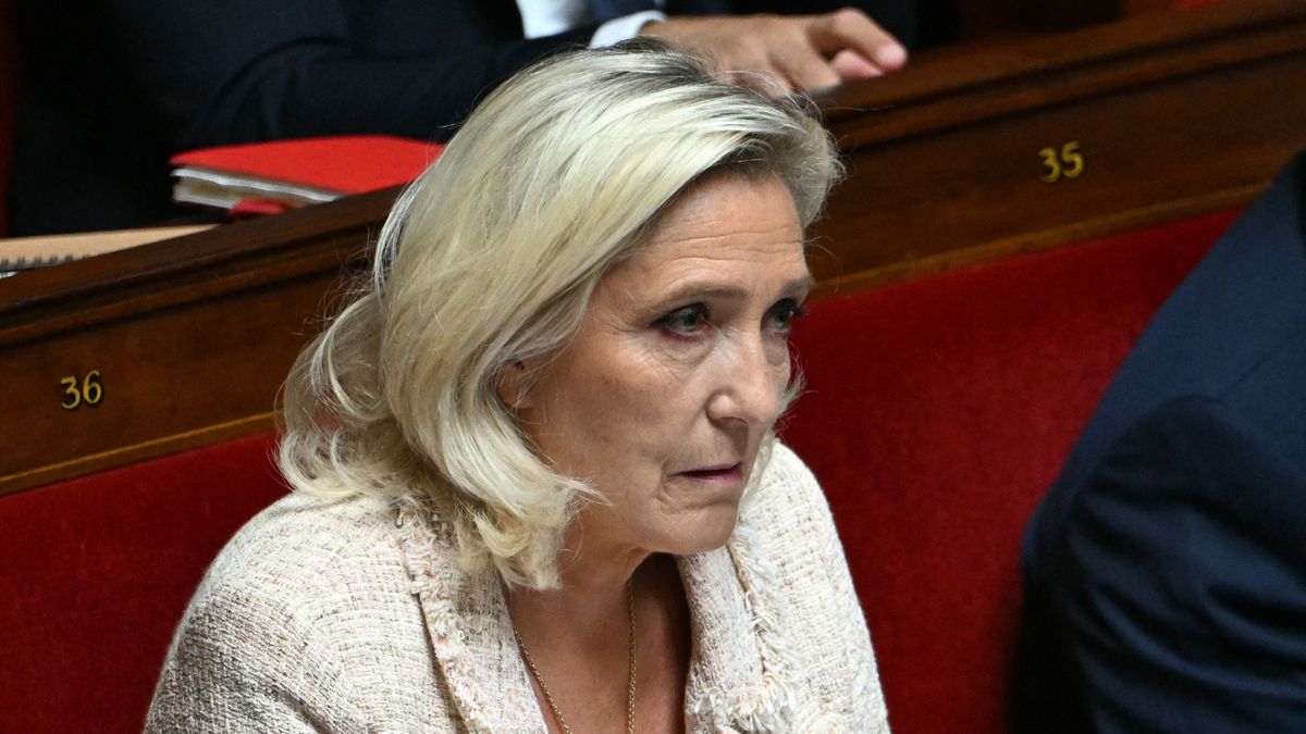 Tovább szorongatják Marine Le Pent: újratárgyalás következik, Macron megint időt nyer