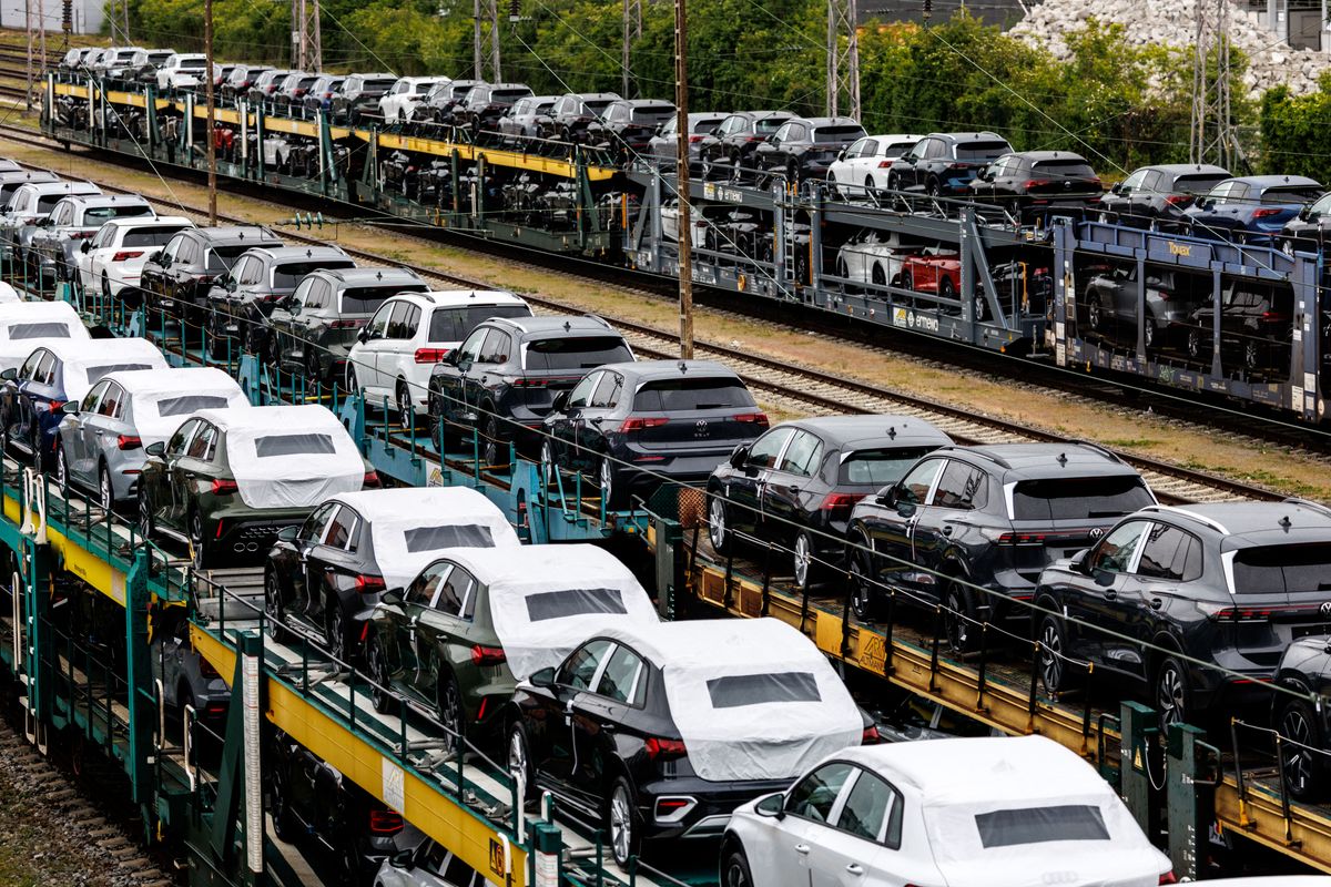 Many new VW and Audi cars on the car train német autó