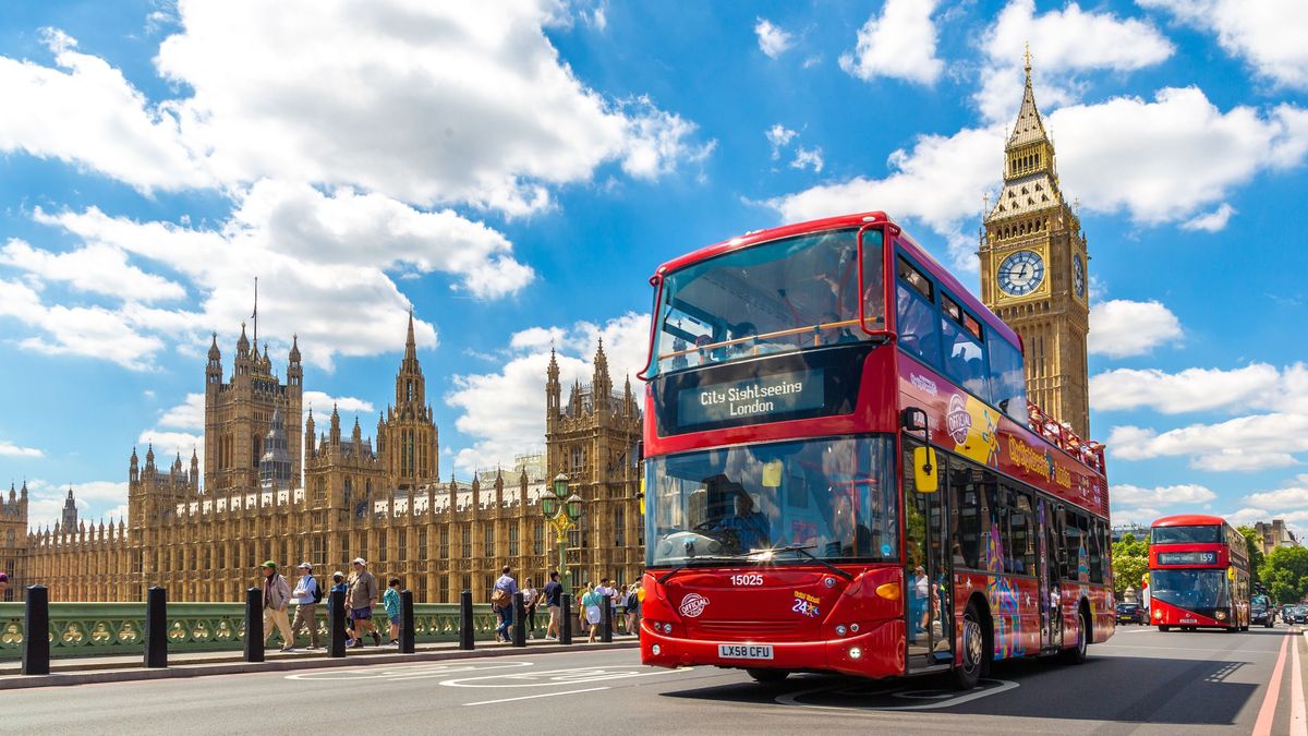 munkavállalás London,,The,United,Kingdom,-,June,26,,2022:,Open-top,Hop-on