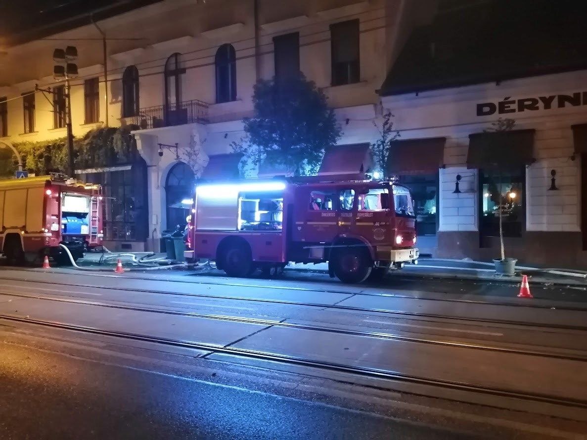 Kigyulladt a Déryné, az alagsor és a vendégtér is égett. A sűrű füstből több lakásba is jutott.