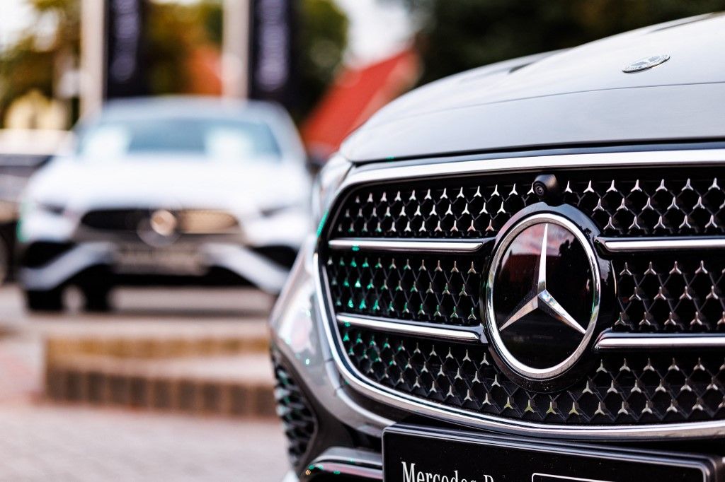 Mercedes-Benz logo on a vehicle of the brand Máris megbukott a Mercedes két elektromos szuperautója: nem gyártja többé őket, még a nevüket is eltörli – ezek jönnek a helyükre