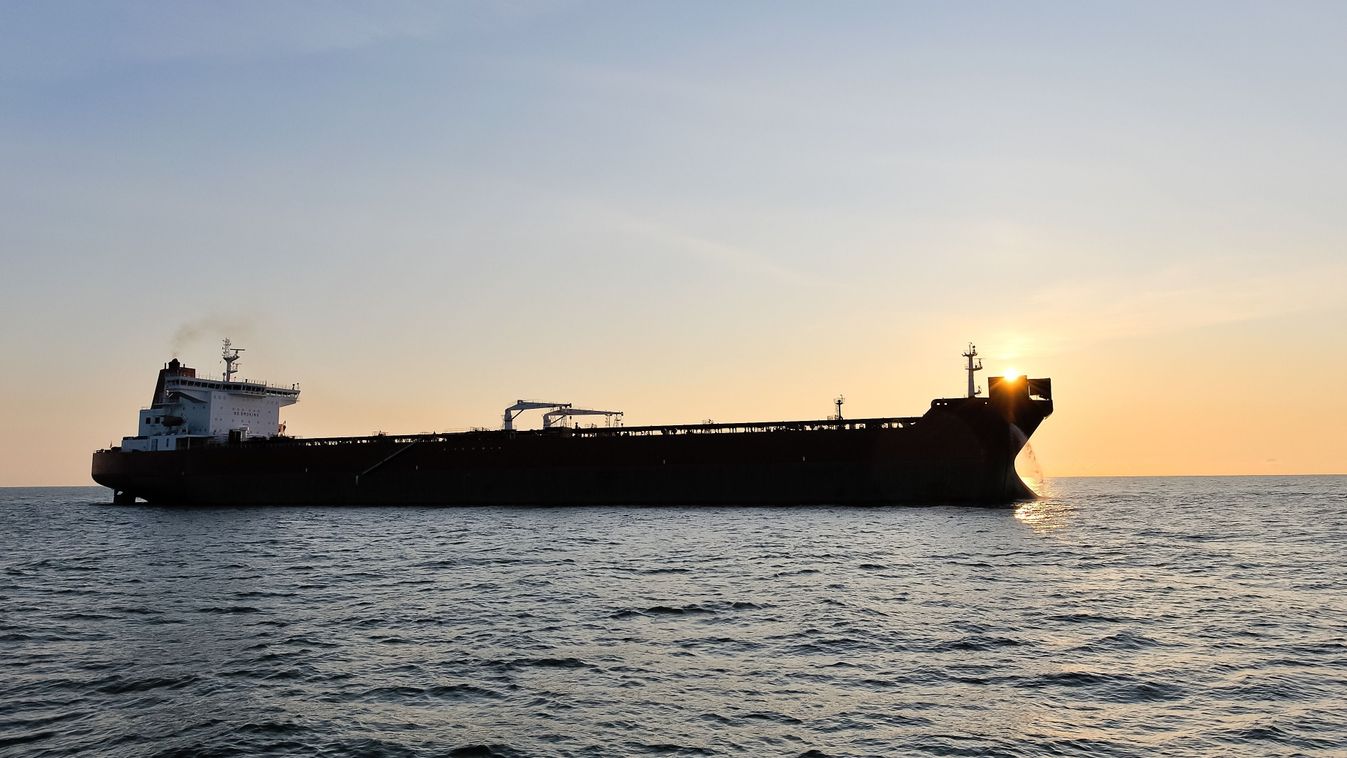 Crude,Oil,Tanker,In,The,Sea,At,Sunset. orosz olaj