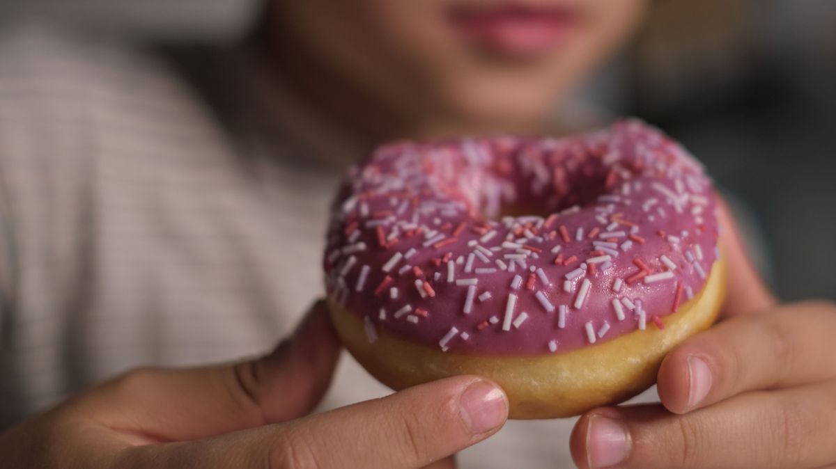 Child,Savoring,A,Brightly,Decorated,Donut,,Capturing,The,Sweet,And fogyókúrás gyógyszer