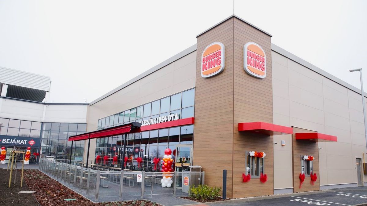 Három fiatalt kórházba szállítottak a székesfehérvári Burger King gázszivárgása után