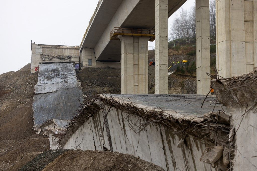 Part of the Landeskroner Weiher viaduct is blown up