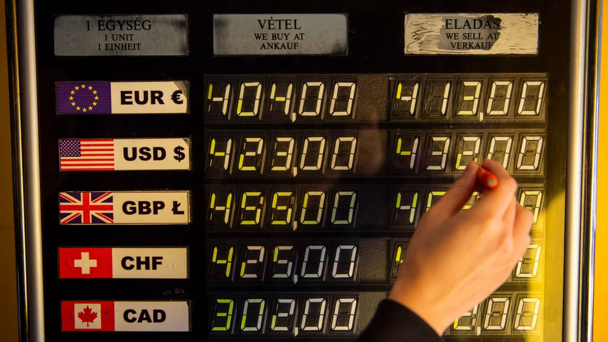 Forint: kimondták, mikor kerül ismét 400 fölé az euróárfolyam - így érdemes időzíteni a karácsonyi ajándékvásárlást 