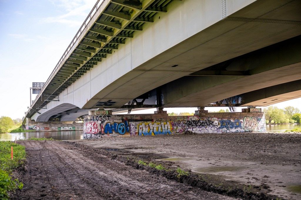 Weser bridge on the A1 between Hemelingen and Arsten