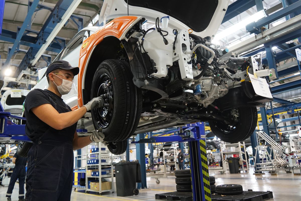 Almaty,,Kazakhstan,-,02.15.2022,:,The,Worker,Installs,The,Wheels
