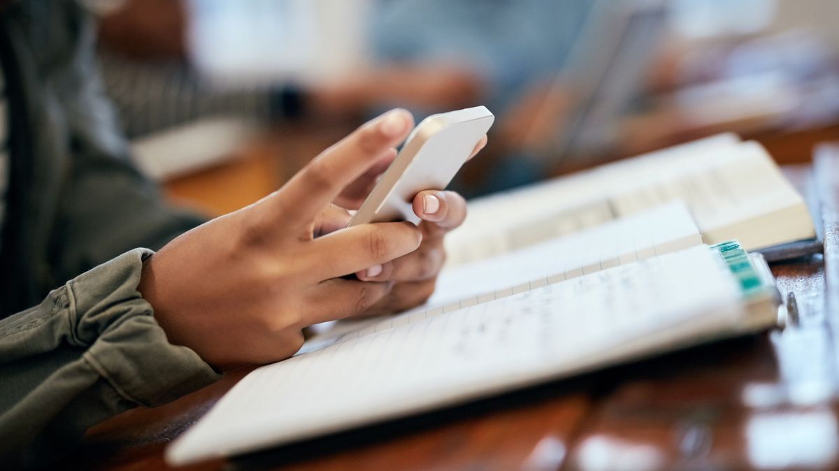 Hands,,School,And,University,With,Phone,For,Research,,Reading,Message közösségi média