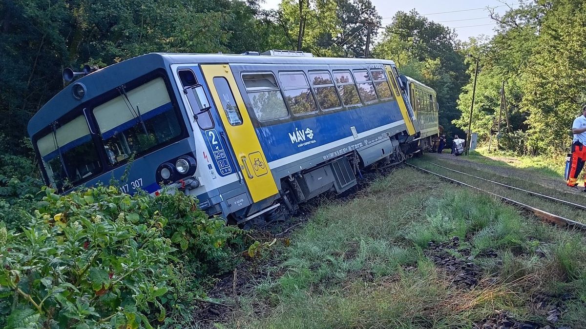 Magyarkútnál kisiklott motorvonat – így változik az utazás a Vác–Balassagyarmat vonalon