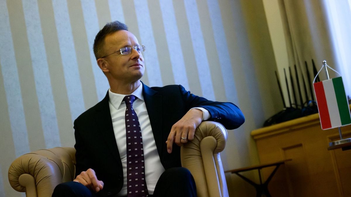 Szijjártó kimondta, mit gondol az emberöléssel vádolt 280 svédországi tini lányról 