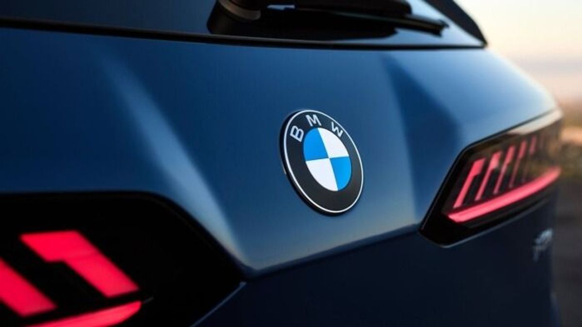 Ez sokaknak nem fog tetszeni: a BMW egyszercsak lecserélte a logóját, pont a debreceni gyár modelljén vezette be -– így néz ki az új 