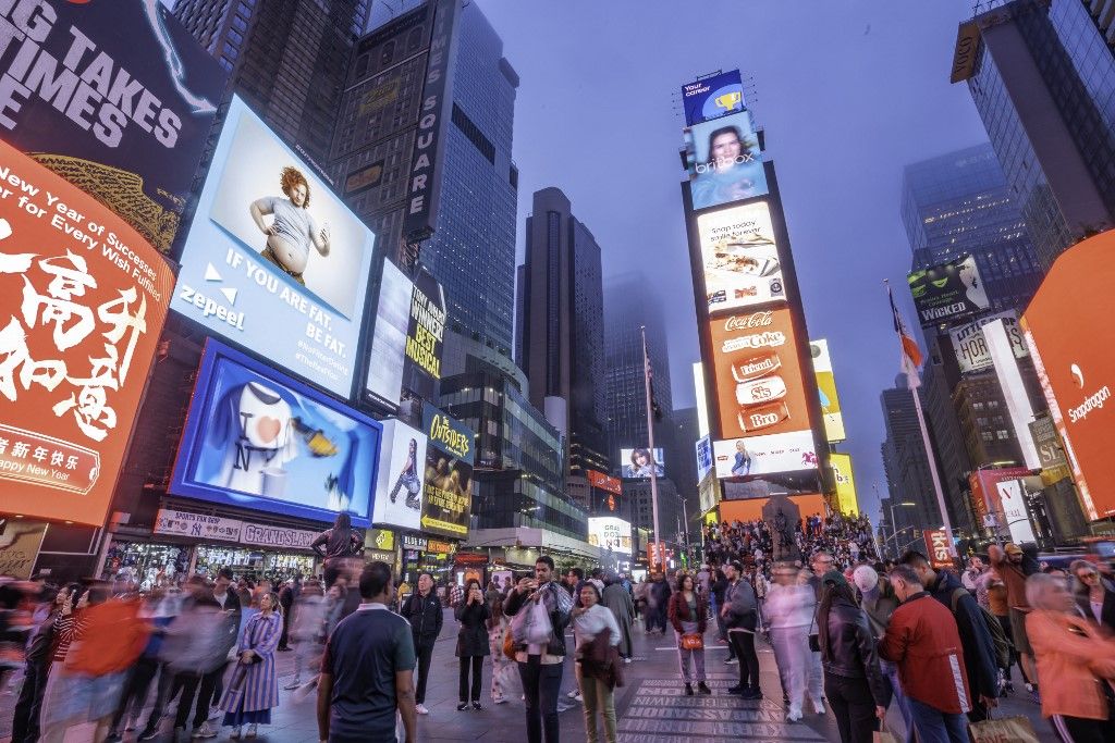 forint Mol Times Square at dusk, New York, USA