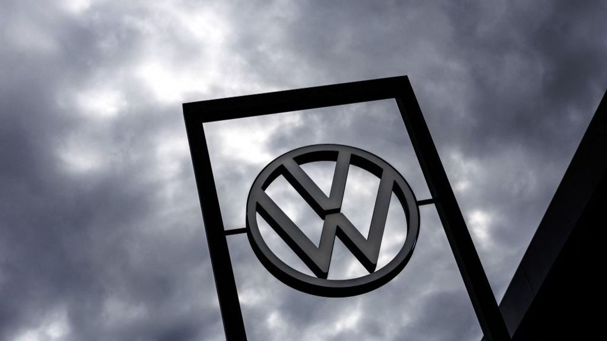 Irdatlan pofont kaptak a németek: miközben Debrecenben a BMW-gyárat avatták, összeomlott a Volkswagen – senki nem veszi az elektromos autóit, leállnak a műszakok 