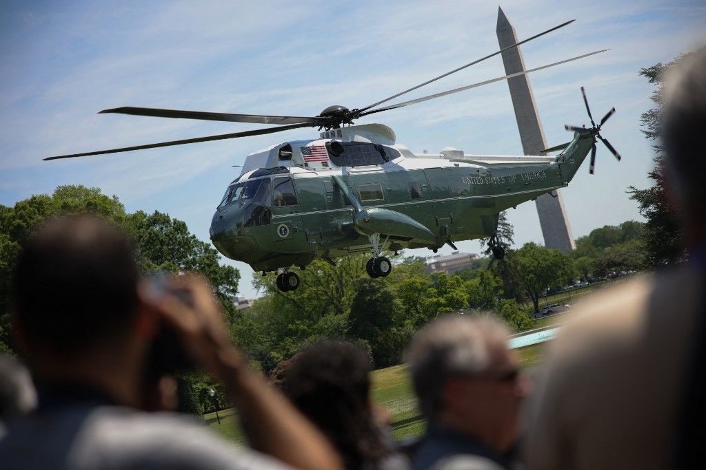 Lézerrel támadták meg Trump helikopterét President Trump Departs White House On 100th Day