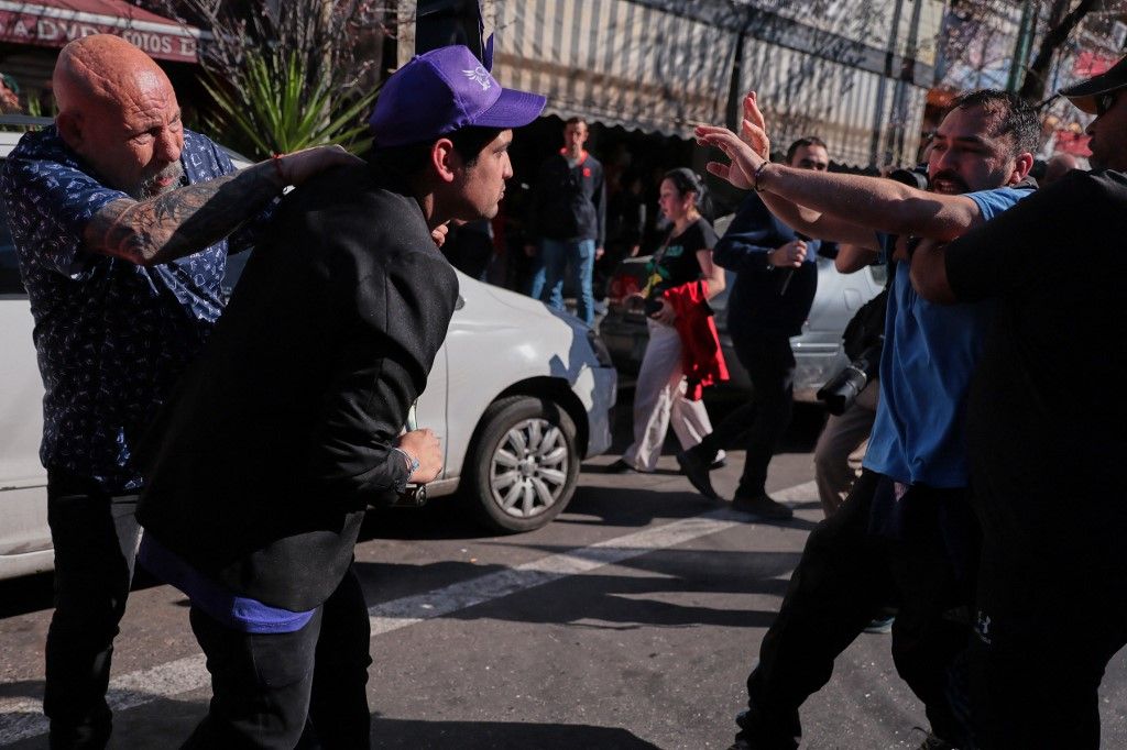 Protesters attack Javier Milei’s Motorcade During Campaign Rally in Lomas de Zamora