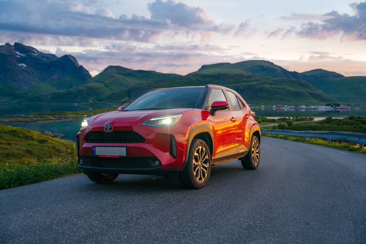 Lofoten,,Norway:,23.6.2024:,New,Red,Toyota,Yaris,Cross,Hybrid,Of Elektromos autók gyártása veszi kezdetét a Toyota cseh üzemében