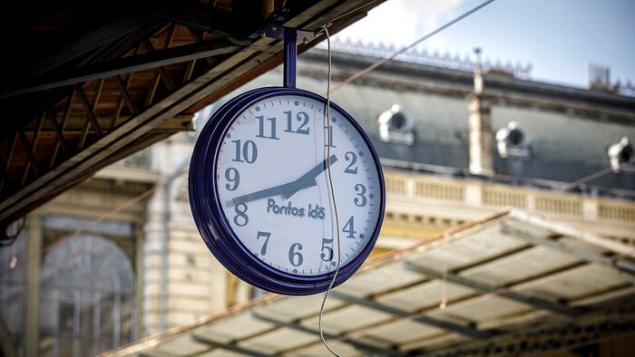 A peronokon látható órákat is lecseréli a MÁV